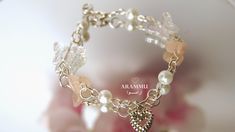 ✧༺♥༻∞ Arammu Liebe Armband ∞༺♥༻✧ Dieses einfache, aber faszinierende Armband ist genau das, was Sie brauchen, um Ihren täglichen Outfits etwas Süßes zu verleihen! Dieses liebenswerte Armband ist das perfekte Schmuckstück, da es ein sehr minimalistisches Design hat! Nicht zu verrückt oder zu langweilig, sondern genau richtig! 🤍 Lieferumfang: 1x Handgefertigtes Arammu Love Armband 💕 Warum Arammu Schmuck? 🌷 Handgefertigt + Handgemacht 🌷 30 Tage Rückgabe & Umtauschrecht 🌷Mit Liebe gemacht & mit Coquette Bracelet, Bracelet Coquette, Bracelet Y2k, Bracelet Butterfly, Perfume Lotion, Bracelet Heart, Bracelet Simple, Butterfly Bracelet, Love Bracelet