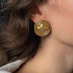 These earrings are created in the style of old money. This accessory will make your look sophisticated and stylish. Material: Copper. Coin diameter: 3cm. Square button: 2cm*2cm. 🔸more from us🔸 https://www.etsy.com/shop/DoraJewelryAccessory Chunky Stud Earrings, Vintage Single Clip-on Earring In Metal, Old Money Earrings, Money Earrings, Chunky Gold Earrings, Disk Earrings, Copper Coin, Chunky Earrings, Vintage Style Earrings