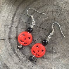 Made By Me. :) Dangle Earrings With Jack-O-Lantern Beads Made From Reconstructed Stone. Orange Dangle Earrings With Black Beads, Orange Dangle Jewelry With Black Beads, Orange Earrings With Black Beads For Gift, Orange Earrings With Black Beads As Gift, Halloween Jewelry Diy, Jewelry Wire, Halloween Jewelry, Jack O, Jewelry Diy