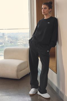 Okay, so we’re pretty much obsessed with this new, straight-leg version of the Accolade Sweatpant — it’s a super soft, leveled-up classic with a chrome Alo logo detail and powerful, performance tech for studio & street. Wear it in cold weather with a bold jacket and transition to warmer weather with slides. Alo Yoga Sweatpants, Alo Tracksuit, Alo Sweat Set, Alo Sweatpants Outfit, Accolade Sweatpant, Alo Yoga Outfit, Workout Outfits Winter, The Accolade