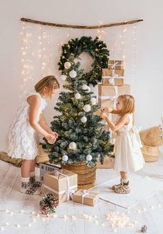 Mini Christmas Photo Shoot, Christmas Family Photos White Background, Holiday Studio Setup, Christmas Decorations Photoshoot, Christmas Decor For Photoshoot, Styled Christmas Shoot, Studio Christmas Setup, Christmas Mini Sessions Indoor Setup, Simple Christmas Studio Setup