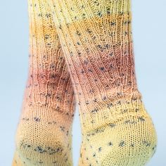 Mersey - Socks Patterns Knit Sock Patterns, Hobbii Yarn, Cable Knit Socks, Loom Knit, Sock Knitting, Sock Knitting Patterns, Slippers Pattern, Free Socks, Sock Patterns