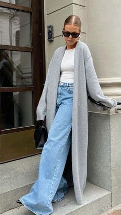 Cardigan Outfit Fall 2024, Fall Chic Aesthetic, Winter Minimal Outfit, Jean Business Casual Outfits For Work, Paris Outfits Spring Parisian Style, Jeans Outfit Inspiration, Fall Chic Outfits, Dinner Outfit Casual, Rok Outfit