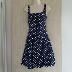 Lauren Ralph Lauren Essential Cotton Blend Sleeveless Blue White Polka Dot Dress Size:8 Bust 18,5" Length 37" Hip 21" Waist 16" Pockets 93% Cotton 7% Elastane No Lined Fitted Cotton Sleeveless Blue Dress, Polka Dot Sleeveless Sundress, Polka Dot Sleeveless Sundress For Summer, Summer Polka Dot Sleeveless Knee-length Dress, Polka Dot Knee-length Sleeveless Dress For Spring, Knee-length Polka Dot Sleeveless Summer Dress, Polka Dot Sleeveless Lined Dress, Fitted Polka Dot Sleeveless Sundress, Fitted Polka Dot Sleeveless Dress For Spring