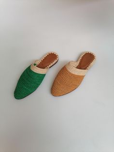 A beautiful 100% artisanal women's mule made with real leather and natural raffia PRODUCT DETAILS -Artisan manufacturing, handmade with the highest quality of leather. -Non-slip leather sole. -Water-based colors without chemicals - leather heel with rubber for greater comfort when walking -hand-braided raffia ALL ORDERS ARE NOW SHIPPED VIA ARAMEX EXPRESS WORLDWIDE (please include a phone number at checkout, as it is required by the carrier). If you are unsure of your size, please contact me so I Raffia Shoes, Sunflower Home Decor, Sole Water, Slippers Summer, Slippers For Women, Womens Mules, Summer Sandals, Sandals Summer, Womens Slippers