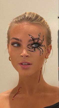 Simple Halloween Makeup Looks Eyeliner, Spooky Makeup Ideas, Haloween Mackup Ideas Simple, Animal Makeup Easy, Spooky Face Paint, Heloween Kostüm Ideas, Spiderweb Eye Makeup, Easy Halloween Makeup Ideas Simple, Spider Face Paint