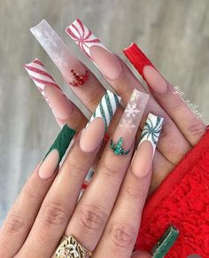 Long Acrylic Christmas Nail Designs, Christmas Long Nail Designs, Coffin Nails Designs Christmas, Long Coffin Christmas Nails, Long Nail Christmas Design, Red And Green Christmas Nails Acrylic