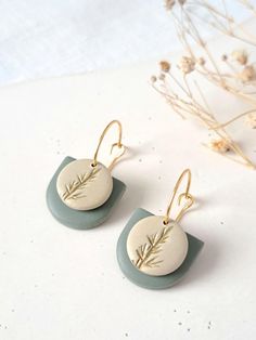 HOOP - EARRINGS - PALE GREEN Handmade, polymer clay earrings with floral print fern, in pale green and gold, 18 KARAT gold plated. A bright, colorful eye-catcher, in Art Deco style, meticulously handcrafted, exuding a radiant and colorful charm. Lightweight, have stainless steel 18K Gold Plated hoops and spacers (Hypoallergenic, safe for sensitive skin). Each piece is handmade and one of a kind! Perfect for any occasion, for you or as a gift for the one you loves! SIZE: Hoop diameter - 0.59 in ( Plant Polymer Clay Earrings, Unique Polymer Clay Earrings, Boho Polymer Clay Earrings, Fimo Earrings, Polymer Clay Gifts, Diy Earrings Polymer Clay, Handmade Clay Jewelry, Diy Jewelry Inspiration, Abstract Earrings