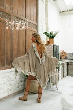 Cotton Open Back Poncho is a very original designer garment to compliment your boho outfit on a cool summer evening. High cotton canvas collar is reminiscent of elegant XIX century lady cloak, while long gorgeous linen fringe on the hemline brings an ultimate boho touch to the piece. The back of the poncho is open and also decorated with the statement fringes of our Alma Libra collection. It is made of 100% natural raw and very soft cotton. In hot climate you can wear this Poncho with our open b Cape Women, Jacket Designs, Boho Robes, Boho Wear, Bohemian Kimono, Boho Clothes, Boho Boots, Boho Outfit, Boho Layering