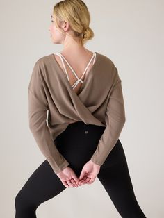 FOR: Yoga or studio practice FEEL: Lightweight with a super-soft rib texture FAVE: Crossover open-back detail helps keep her cool Twist can be worn two ways—in the front or back Oversized fit High hip, sits at the high hip Crew neck Body length in size medium: Regular: 22". Soft Natural Activewear, Cute Yoga Outfits For Women, Barre Outfit Ideas, Ballet Athleisure, Oysho Outfits, Palette Closet, Cute Yoga Outfit, Athleta Outfit, Cute Athleisure Outfits