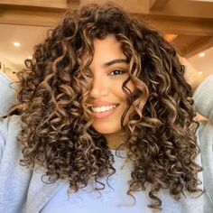 Curly Foilyage, Short Curly Hairstyles With Highlights, Hazelnut Hair Color Brown Curly, Carmel Highlights On Curly Hair Natural Curls, Latina Curly Hair Color Ideas, Bronde Balayage Natural Curly Hair, Mid Length Curly Hair Highlights, Dark Curly Balayage, Curly Hair With Dimension