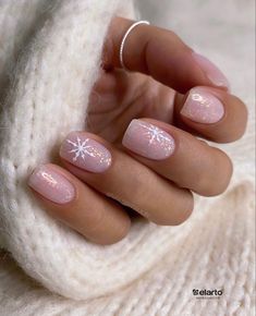 Knitted Nails Winter, Pink And Blue Snowflake Nails, Winter Nails Snowflake Glitter, Winter Nails 2023 Trends Snowflake, Pale Pink Winter Nails, Pink Ice Nails, Winter Nails Light Pink, Light Pink Snowflake Nails, Pale Pink Christmas Nails