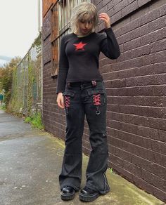 Tripp Pants Outfit, Cargo Pants Ootd, Emo Girl Outfits, Outfit Emo, Red Cargo Pants, Emo Culture, Goth Outfit Inspo, Hero Clothes