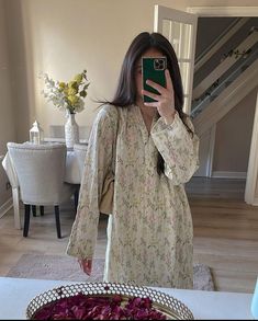 Desi Fits Casual, Pakistani Simple Suits, Desi Outfits Casual, Elegant Kurti Designs, Aesthetic Kurti Outfits, Desi Casual Outfits, Cinema Fits, Pakistani Outfits Casual, Desi College Outfits