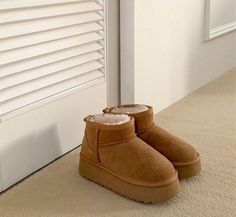 Vanilla Girl Shoes, Clean Girl Shoes, Ugg Minis, Kylie Jenner Life, Cute Uggs, Vanilla Girl Aesthetic, Slippers Ugg, Aesthetic Clean Girl, Chestnut Uggs