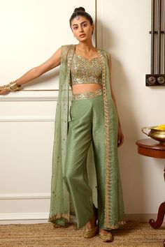 Green Indian Outfit, Crop Top Outfits Indian, Organza Cape, Crop Top Suit, Crop Top And Pants Set, Mehendi Outfit, Embroidered Cape, Sangeet Outfit