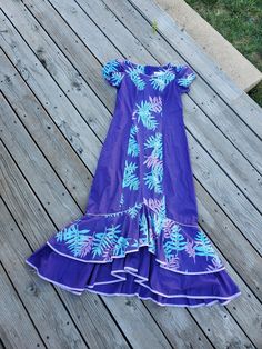 ¨¨oºOºooºOOºooºOOºo¨¨ Vintage 90s Purple and Blue Screen Print Hawaiian Ruffle Cha Cha Mu Mu  Dress Hawaiian Print screen Ruffle Dress Muu Muu T&L Muumuu Hawaii Leaf Print  Dress Hawaiian Kaftan, Screenprint Maxi Size Small It measures (Laid Flat) 17" Armpit to Armpit  16" Waist 51" long  *Print Screening sometimes won't completely adhere to the material, I point out an area so you can see (this is natural of the print screen process) Just wanted to point it out if you're new to this type of han Islander Dresses, Hawaiian Luau Dress, Island Outfits, Leaf Print Dress, Hawaiian Print Dress, Island Outfit, Leaves Print Dresses, Print Screen, Blue Screen