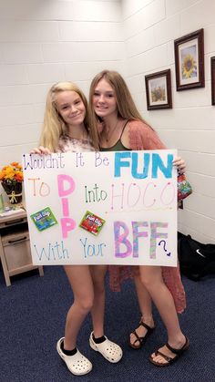 two girls holding up a sign that says, i want it be fun to go into hocc with your bff