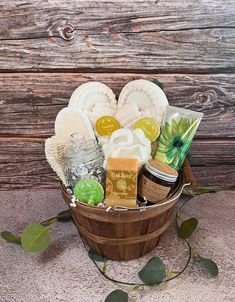 Looking for the perfect gift for Graduation, Birthday, Mother's Day, or better yet just because? Friend, loved one, partner and family members will appreciate the love that is clear with this basket. A soothing collection of scented bath products, candle and body products to relax away a hard day or just pamper yourself in luxurious scents. A wide selection of scents are available, so be sure to communicate any preferences! High quality products make this a great choice for holidays, birthdays o Body Loofah, Dad Gifts Basket, Hygge Gift Basket, Bath Basket, Tranquil Spa, First Time Dad Gifts, Spa Basket, Gift Baskets For Him, Mom Gift Basket