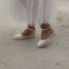 Bridal espadrilles hand made with love for you. Best quality and confort for your best day! Wedges 5cm.  Alpargatas de novia con cuñas bajas de jute y exterior en satén off white. Un best seller que las novias adoran. También podemos colocar cintas para atar a la pierna. Summer Bridal Shower Low Heel Sandals, Round Toe Sandals For Spring Wedding, Spring Wedding Sandals With Round Toe, Elegant Beach Wedge Sandals With Round Toe, Elegant Beach Wedge Sandals With Round Toe Design, Summer Wedding Shoes With Platform And Round Toe, Summer Wedding Shoes With Low Heel, Spring Wedding Shoes With Platform And Ankle Strap, Elegant Summer Heels For Bridal Shower