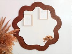 Avec leur forme ondulée et leurs couleurs gourmandes, ces jolis et joyeux miroirs vagues me font penser à des fleurs accrochées au mur. Magique - Le Blog déco de MLC Squiggle Mirror, Mirror Dark, Asymmetrical Mirror, Irregular Mirror, Boho Mirror, Mirror For Wall, Wavy Mirror, Small Wall Mirrors, Wooden Circle