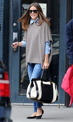 Estilo Olivia Palermo, Olivia Palermo Style, Woman Walking, Double Denim, Olivia Palermo, Comfy Casual, Look Chic