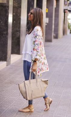 Beautiful 51 Popular Long Kimono Summer Outfit Ideas Chiffon Kimono Cardigan, Kimono Outfit, Mode Kimono, Casual Kimono, Long Kimono, Kimono Fashion, Look Fashion