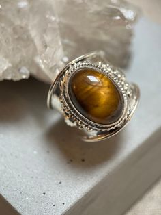 Magnificent Sterling Silver Ring with cabochon-cut Tiger's Eye Stone and handmade details. Indian crafts Size 51 Tigers Eye Jewelry, Style Hippie Chic, Tiger Eye Jewelry, Indian Crafts, Cabochons Stones, Tiger Eye Stone, Eye Stone, Unique Gemstones, Elegant Necklaces