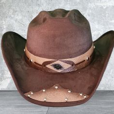 Add Some Western Flair To Your Wardrobe With This Cattleman Cowboy Hat Ranch Style. Made In Mexico With A Suede-Like Fabric, This Vintage Hat Features A Solid Pattern In Brown Color. The Hat Is Designed For Men And Has A Size Of M. It Is Perfect For Travel Occasions And Is Suitable For Those Who Love Western Or Cowboy Themes. The Cowboy Hat Has A Traditional Style With A Cowboy Or Ranchero Look That Will Make You Stand Out From The Crowd. It's A Great Accessory For A Western-Themed Party Or Even Country Style Cap For Rodeo, Brown Felt Hat For Rodeo, One Size, Brown Felt Hat For Rodeo, One Size Fits Most, Fitted Cap Felt Hat For Rodeo, Fitted Rustic Brown Hat, Rustic Brown Fitted Hat, Rustic Fitted Brown Hat, Western Brown Hat, One Size Fits Most, Brown Cap Felt Hat For Rodeo