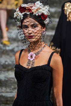 Valentines Bags, Dolce And Gabbana Fashion Show, Dolce Gabbana Jewelry, Dolce Gabbana Alta Moda, Mexican Fashion, Head Gear, Beauty Shots, Head Piece