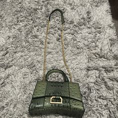 Small Cute Green Bag Top Handle Bag With Chain For Everyday Use, Rectangular Faux Leather Bag With Chain Strap, Faux Leather Top Handle Bag, Chain Shoulder Evening Bag For Daily Use, Chain Shoulder Evening Bag, Everyday Rectangular Satchel With Chain, Chic Handheld Bag With Chain, Chic Handheld Bag With Chain Detail, Rectangular Leather Bag With Chain Detail