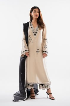 Shyra – Sania Maskatiya International Pakistani Straight Suits, Tissue Pakistani Suits, Pakistani V Neck Designs, V Neck Pakistani Suit, Tissue Suits Design Pakistani, Elegant Dabka Palazzo Set With Traditional Drape, Elegant Raw Silk Palazzo Set With Sheer Dupatta, Elegant Gold Palazzo Set With Dabka, Formal Organza Palazzo Set With Sheer Dupatta