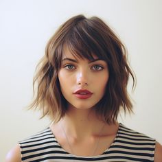 Elegant Short Hair with Bangs Designs Bangs With Short Bob, Bad Short Haircut, Messy Hairstyles For Medium Length Hair, Bangs And Bob, Short Hair With Side Bangs, Modern Bangs, Bangs With Short Hair, Bangs Haircut Ideas, Haircut Ideas Trendy