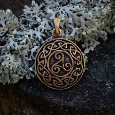 Pendants - Triskele Amulet, Bronze - Grimfrost.com Viking Garb, Drinking Horns, Pocket Watch, Pattern