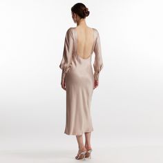 The elegant beige Lily backless dress exudes bold and elegant charm.  It is made of a mixture of silk and viscose with a satin appearance. The dress has long lilac sleeves, a boat neckline and a bare back for a sensual but also refined look 60% silk 40% viscose dry clean Silk Midi Dress For Dinner, Silk Slip Dress With Back Opening For Gala, Low Back Satin Party Dress, Elegant Fitted Evening Dress With Low Back, Elegant Fitted Low Back Evening Dress, Elegant Low Back Dresses For Party, Elegant Low Back Party Dresses, Chic Satin Finish Backless Evening Dress, Chic Backless Evening Dress With Satin Finish