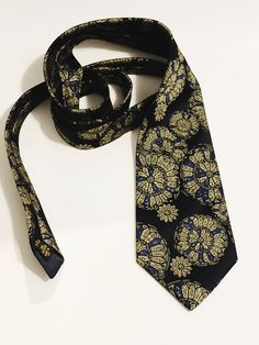 "Men's Neck Tie  Cornelia James Royal Men's Necktie Suit Accessory Novelty Tie Vintage Neck Tie Navy Gold Floral Print NeckWear Wedding Father's Day Gift Quote on back of necktie\" her majesty the queen supplier\". Add to your collection or give as a gift. Be sure to check shop for more ties.  Measurements    Length:  56\"   Width:  3 1/2\" Condition: Good Vintage Condition  ------------------------------------ --------------------------- Please ask all questions before purchasing item(s). Inter Fitted Silk Tie For Wedding, Silk Fitted Suit And Tie Accessories For Wedding, Luxury Fitted Ties For Wedding, Luxury Silk Suit And Tie Accessories For Wedding, Her Majesty The Queen, Gift Quotes, Mens Neck Ties, Navy Gold, Suit Accessories