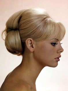 35+ Vintage Hairstyles That Are Trendy Today | Swedish Beauty, Britt Ekland, قلادات متدلية, Bouffant Hair, High Bun, Retro Hairstyles