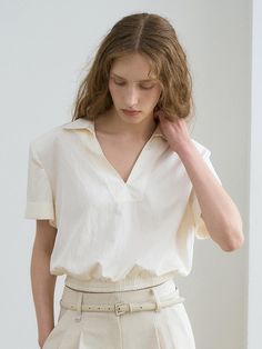 This is a trendy and feminine top by RENEJ that is made out of high quality and sturdy material. With distinctive mood of the design and comfortable wear, you can style it for your casual daily outfit.- Cropped length and elastic hem- Double stitches detail- Unique and feminine mood Spring V-neck Top With Elastic Waistband, Modern V-neck Tops For Summer, Versatile Beige V-neck Top, Viscose V-neck Top For Day Out, Modern V-neck Top For Spring, Effortless Viscose Tops For Spring, Chic Collared Summer Tops, Viscose Tops For Daywear, Summer Tops With Elastic Waistband For Day Out