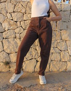 Mom jeans in brown. High rise. Zipper fly. Front and back pockets. Tapered leg. Size EU 40 / UK 12 Actual measurements - 30"(76cm) waist - 40"(102cm) hips - 30.5"(77cm) inner leg - 13"(33cm). Composition - 100% Cotton Condition - Excellent. Sustainability - Vintage Handpicked, repaired and ready to wear. This is an original vintage item, not new and minor signs of wear and age are expected, we will highlight any major flaws. Model is a size UK 6/8 and is 5'7" tall Fitted Brown Jeans For Streetwear, Brown Jeans With Pockets For Fall, High Waist Brown Jeans With Pockets, High Waist Brown Jeans, Brown High-waisted Cotton Jeans, Brown Cotton High-waisted Jeans, Baggy Brown Tapered Leg Bottoms, Baggy Brown Bottoms With Tapered Leg, Brown Baggy Tapered Leg Bottoms