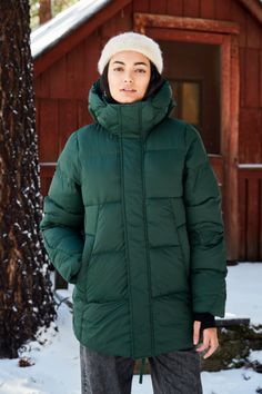 Our go-to, daily insulated puffer, designed to take on snowy, winter days with ease. Parka Jacket Women's, Green Winter Coat, The Super Puff, Super Puff, Alpine Green, Winter Parka, Snowy Winter, Warm Down, Puffer Jacket Women