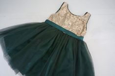 Toddler Emerald Green Dress, Vestidos Color Verde Esmeralda, Green Flower Girl Dress, Girls Gold Dress, Green Flower Girl Dresses, Burgundy Flower Girl Dress, Black Flower Girl Dress, Luau Outfits, Toddler Birthday Dress