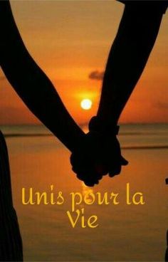 two people holding hands with the sun setting in the background and words underneath them that read, unis poula la vie