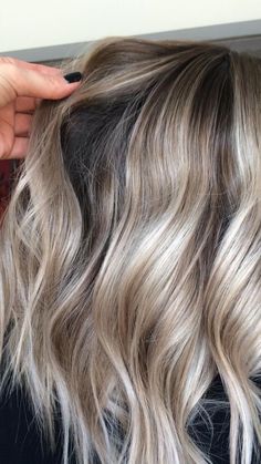 Blonde Hair For Pail Skin, Reverse Baylage, Short Dimensional Blonde, Blonde Balayage On Light Brown Hair, Blond Baylage, Brown Roots Blonde Hair Balayage, Silver Blonde Balayage, Balayage For Brown Hair, Baylage Blonde