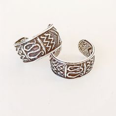 Ethnic style Ear Cuff earrings for the ear cartilage. It is made of 925 Sterling Silver and you do not need to have a hole, it is placed in the cartilage and lightly pressed until it is perfectly adjusted. Designed with ethnic or tribal motifs, engraved directly on the silver and slightly blackened to highlight the reliefs. ------------------------- To see more beautiful jewelry, please visit our store and see everything we have for you: www.etsy.com/shop/PuraVidaJewel ------------------------- Bohemian Adjustable Single Ear Cuff, Adjustable Bohemian Single Ear Cuff, Unique Adjustable Pierced Ear Cuff, Handmade Adjustable Metal Ear Cuff, Handmade Adjustable Metal Cartilage Earrings, Handmade Adjustable Bohemian Ear Cuff, Adjustable Bohemian Ear Cuff, Bohemian Handmade Adjustable Ear Cuff, Nickel-free Toe Ring Jewelry For Festivals