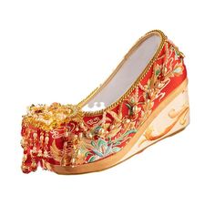 Chinese Wedding Shoes, Shoe Reference, Hanfu Shoes, Chinese Bride, Traditional Chinese Wedding, Chinese Shoes, Chinese Element, Chinese Hanfu, Embroidered Shoes