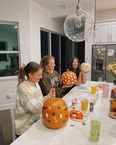 fall party , girls night , fall activity , halloween activity , instagram inspo , fall fashion , fall aesthetic , halloween aesthetic , spooky season , pumpkin painting , pumpkin picking , pumpkin patch , autumn , autumn aesthetic , ootd , outfit inspo Fall Date Ideas, Halloween Sleepover, Studera Motivation, Herbst Bucket List, Fall Boards, Fall Friends, Fall Dates, Friend Activities, Fall Bucket List