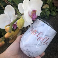 a hand holding a marbled coffee cup with the word mochale on it