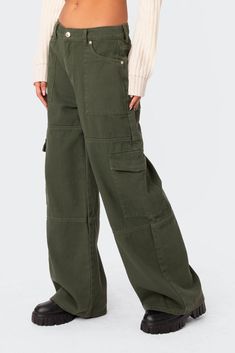 PRODUCT INFO Cargo pants Military style pockets Button closure Denim fabric 100% Cotton Model wears size S Model height is 5'9 Item care: Wash with similar color Military Green Pants Outfit, Styling Cargos, Outfit Outline, Olive Clothes, Olive Cargo Pants, Colored Pants Outfits, Green Cargos, Cargo Pants Green, Olive Green Cargo Pants