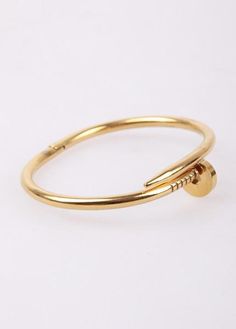 Classic design bracelet that goes well with your outfit.