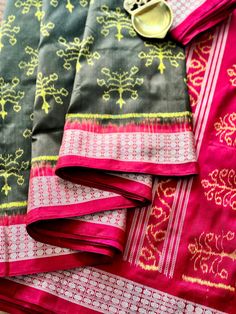 ✨This 8 ply master piece is woven ikkat (bandha) pure silk saree is in darkest mehendi green shade with pink border and anchal with beautiful Odisha motifs all over the saree. Both side of the saree have rudraksh border.  ✨ Comes with fall pico stitched and an unstitched blouse piece. 👉Sambalpuri Sarees of Odisha are known as the finest handloom.  👉The sarees reflect an original style of craft known as Baandha (Ikat) Traditionally. 👉These Baandhas are hand weaved with images of flora or fauna or with geometrical patterns or temple inspired motifs.  💫Adorn elegance in this gorgeous Sambalpuri Ikat pure silk saree from us.  Note- Slight variation in color possible due to how the camera captures the color - that might show differently in daylight n indoor lights. Individual screen also ma Green Silk Traditional Wear With Printed Border, Green Traditional Wear With Printed Border In Art Silk, Green Traditional Wear With Printed Border For Navratri, Green Cotton Dupatta For Traditional Ceremonies, Green Cotton Saree For Traditional Ceremonies, Green Traditional Wear With Weaving For Navratri, Green Raw Silk Traditional Wear With Weaving, Traditional Green Dupatta With Printed Border, Green Chanderi Dupatta With Weaving Work